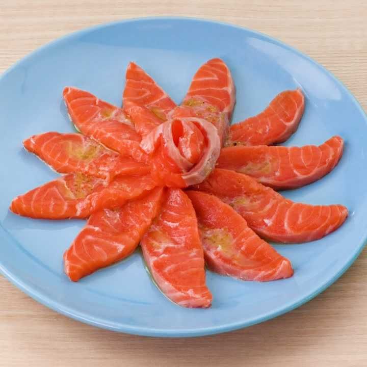 サーモンのカルパッチョ(バジル風味)