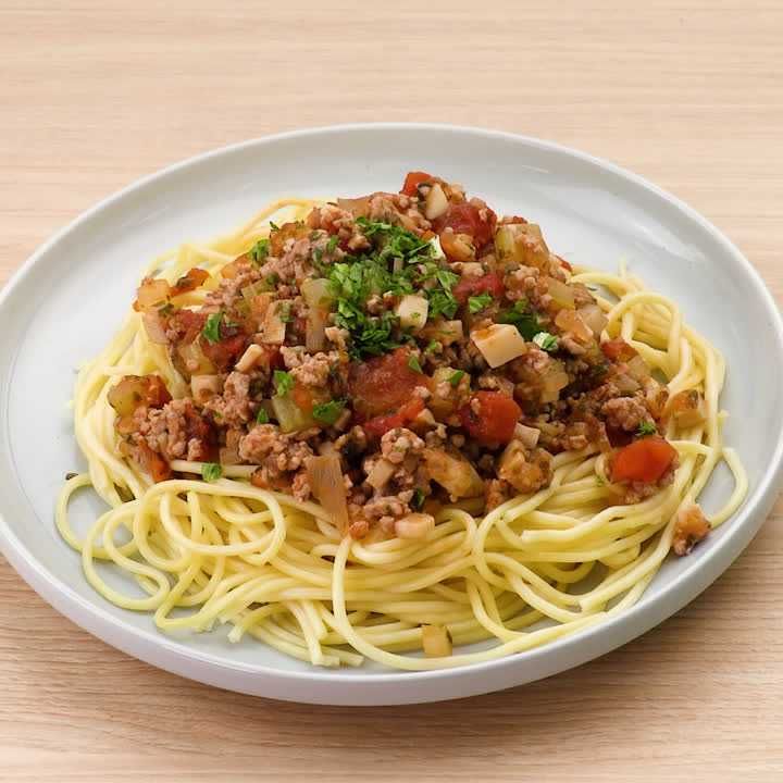 クセになるおいしさ♪ セロリのミートソースパスタのレシピ動画
