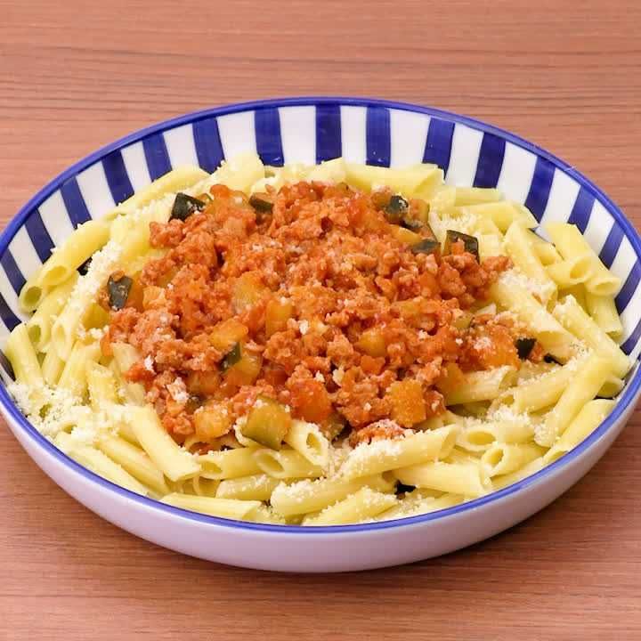 鶏ひきとズッキーニのミートペンネ