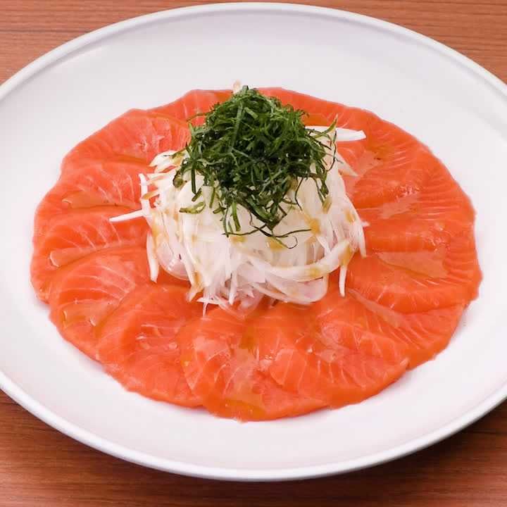 サーモンのカルパッチョ(レモン醤油風味)