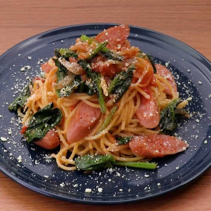 ソーセージとほうれん草のトマトパスタ
