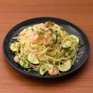 「エビとズッキーニのクリームパスタ」のレシピ動画