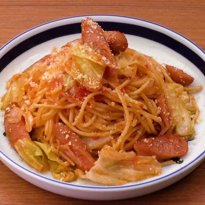 ソーセージとキャベツのトマトパスタ