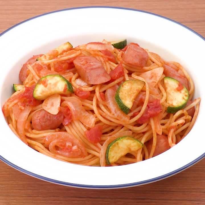 ソーセージとズッキーニのトマトパスタ