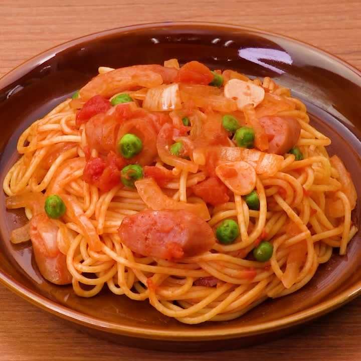 ソーセージとグリーンピースのトマトパスタ