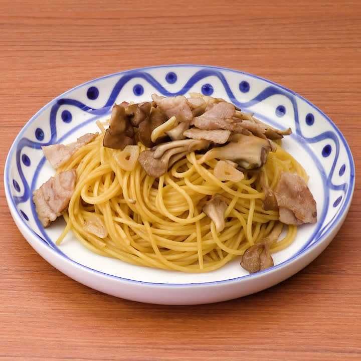 豚バラとまいたけのにんにくパスタ