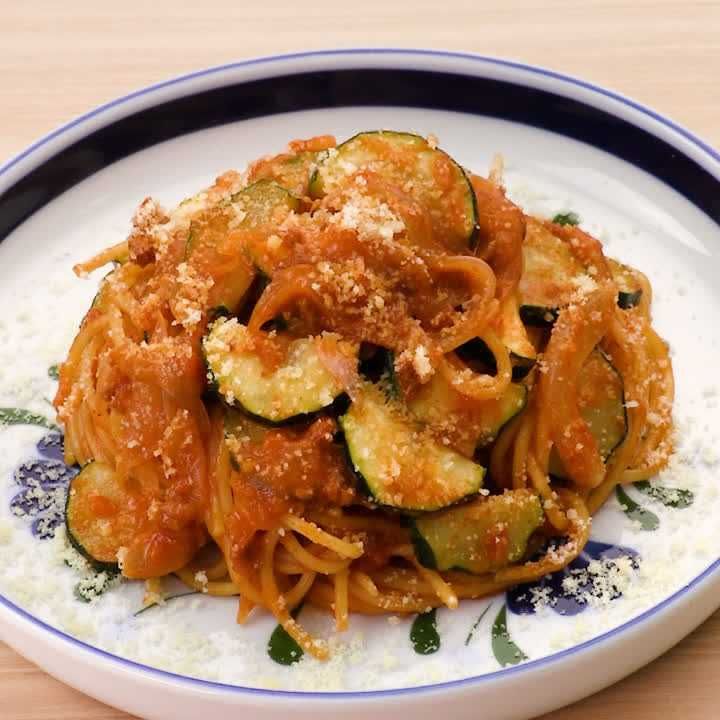 ズッキーニと玉ねぎのミートソースパスタ