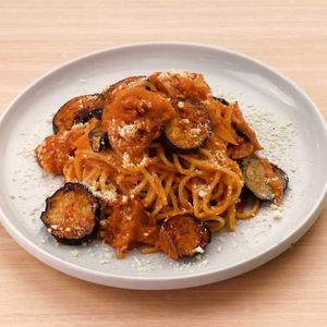 「なすと玉ねぎのミートソースパスタ」のレシピ動画