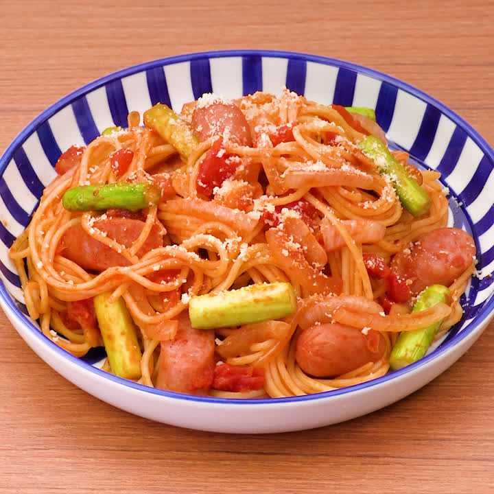 ソーセージとアスパラのトマトパスタ