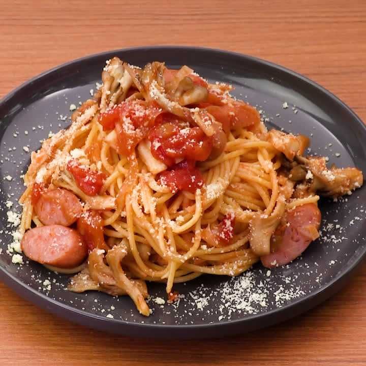 ソーセージと舞茸のトマトパスタ