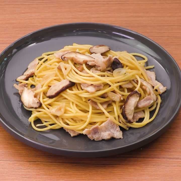豚バラとしいたけのにんにくパスタ