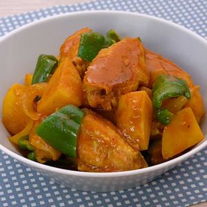 「手羽先とじゃがいものカレー煮」のレシピ動画