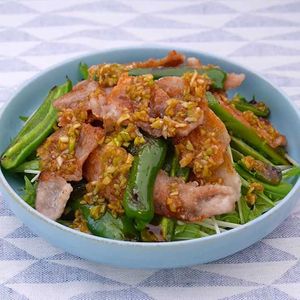 「カリカリ豚とピーマンの香味だれ」のレシピ動画