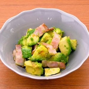 アボカドとベーコンのバターソテー