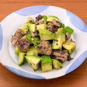 アボカドとサバ缶の塩炒め