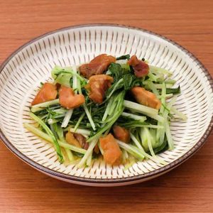 「水菜と焼き鳥缶のタレ炒め」のレシピ動画