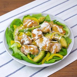 「パリパリチキンのマヨソースサラダ」のレシピ動画