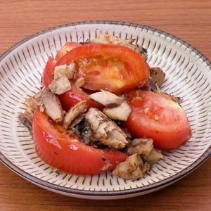 「トマトとサバ缶の塩炒め」のレシピ動画