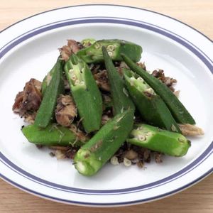 オクラとサバ缶の塩炒め