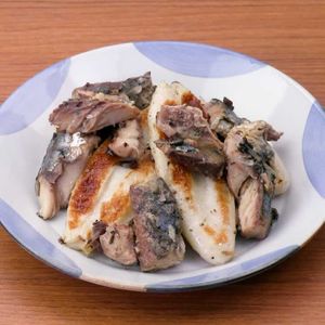 「笹かまぼことサバ缶の塩炒め」のレシピ動画