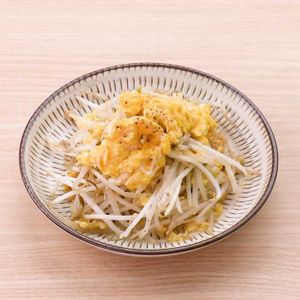 「もやしと卵の塩こしょう炒め」のレシピ動画