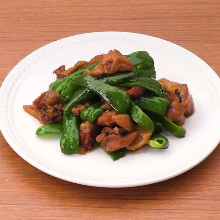ピーマンと焼き鳥缶のごま油炒め