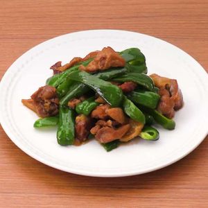 「ピーマンと焼き鳥缶のごま油炒め」のレシピ動画