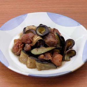 「なすと焼き鳥缶のごま油炒め」のレシピ動画