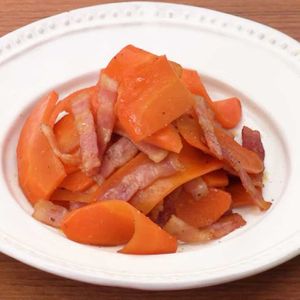 「にんじんとベーコンのポン酢炒め」のレシピ動画