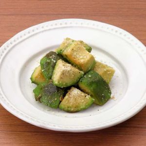 「アボカドの粉チーズポン酢炒め」のレシピ動画