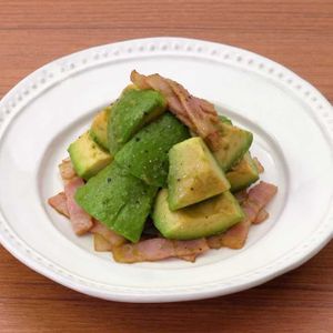 「アボカドとベーコンのポン酢炒め」のレシピ動画