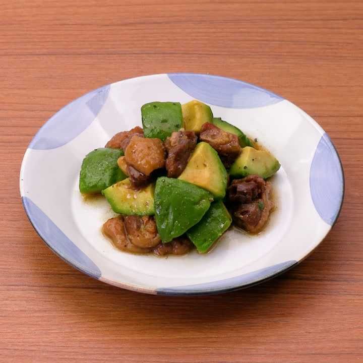 アボカドと焼き鳥缶のごま油炒め