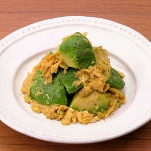 「アボカドと卵のポン酢炒め」のレシピ動画