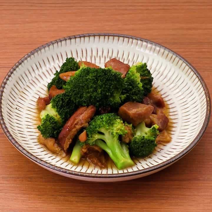 ブロッコリーと焼き鳥缶のごま油炒め