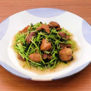 豆苗と焼き鳥缶のごま油炒め