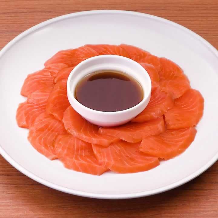 サーモンのカルパッチョ(香味わさび醤油風味)