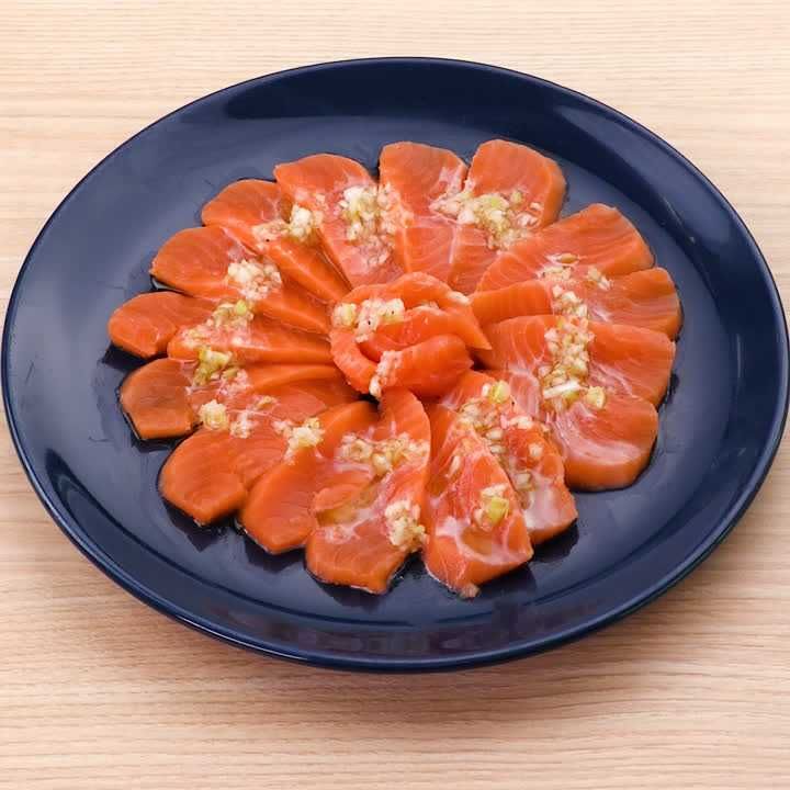 サーモンのカルパッチョ(ねぎ塩レモン風味)