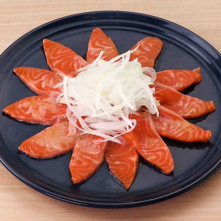 サーモンのカルパッチョ(白ワインビネガー風味)