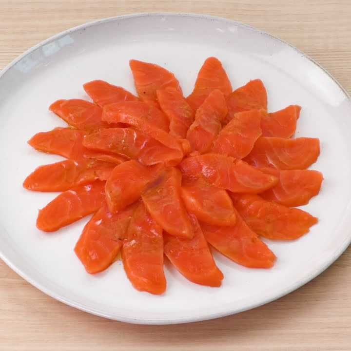 サーモンのカルパッチョ(にんにくレモン醤油風味)