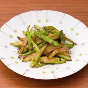 「アスパラの粉チーズポン酢炒め」のレシピ動画