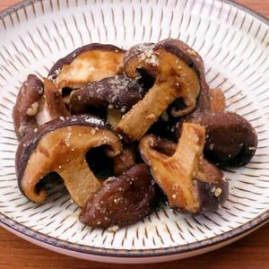 「しいたけの粉チーズポン酢炒め」のレシピ動画