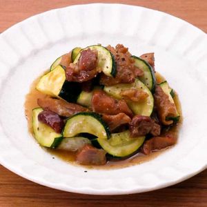 ズッキーニと焼き鳥缶のごま油炒め