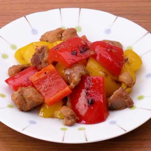 パプリカと焼き鳥缶のごま油炒め