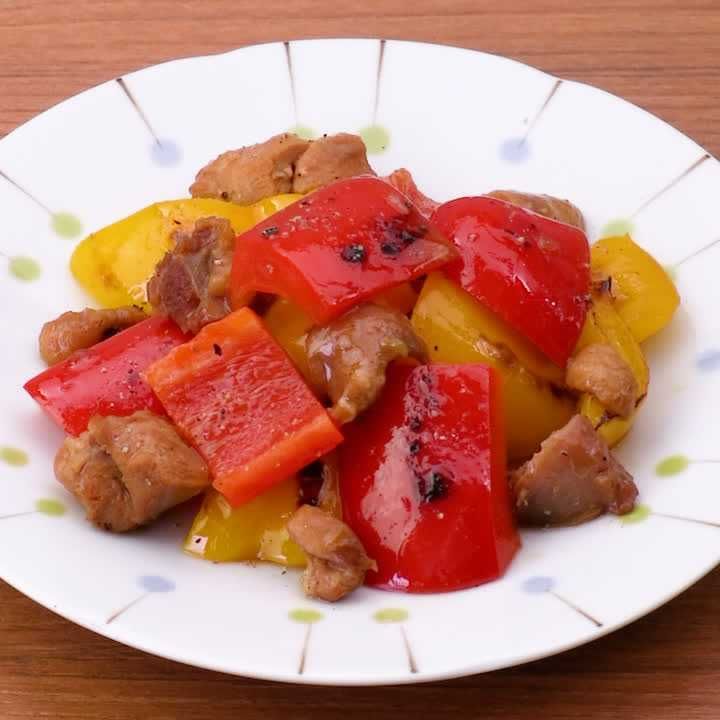パプリカと焼き鳥缶のごま油炒め