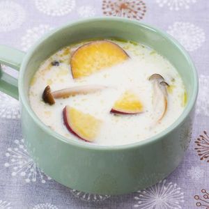 さつまいもとしめじの豆乳スープ