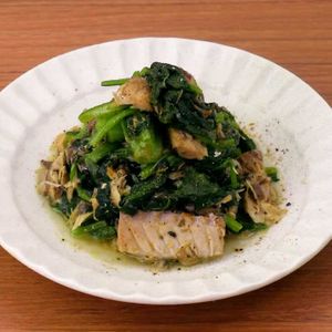 「ほうれん草とサバ缶のカレー炒め」のレシピ動画