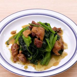 「ほうれん草と焼き鳥缶のカレー炒め」のレシピ動画