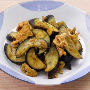 「なすと卵のカレー炒め」のレシピ動画