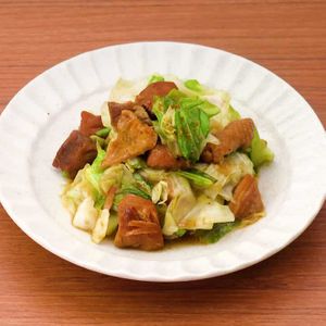 「キャベツと焼き鳥缶のカレー炒め」のレシピ動画