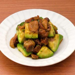 「アボカドと焼き鳥缶のカレー炒め」のレシピ動画